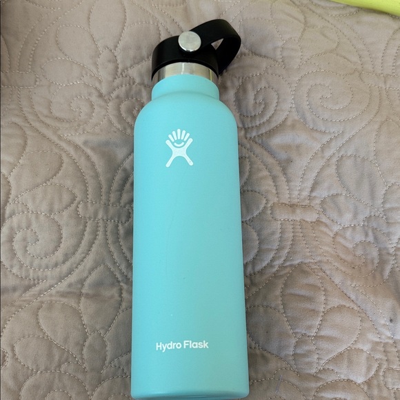 Hydro Flask Aqua Bottle with Black Lid NWOT (21 Oz) - Picture 1 of 3